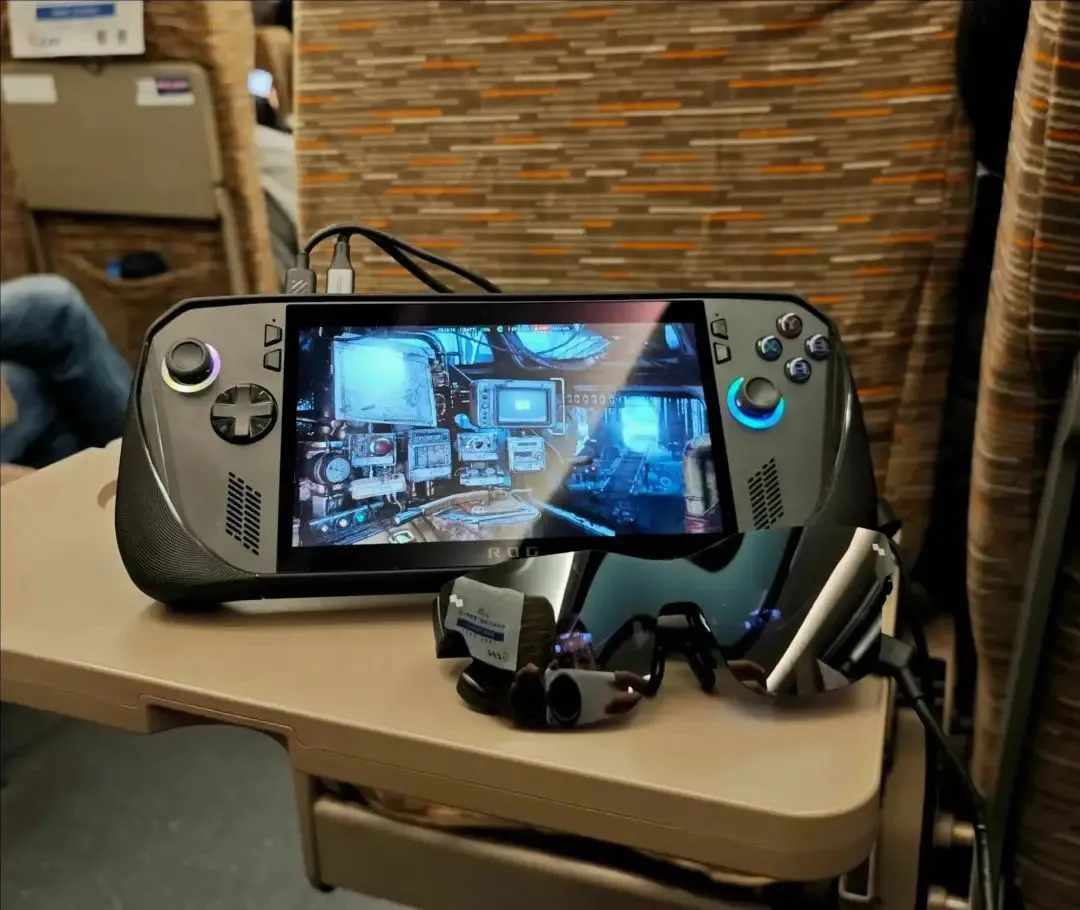 輕量化的眼鏡形態 AR 顯示器在高鐵飛機上越來越常見了｜機核網 @再生妖精