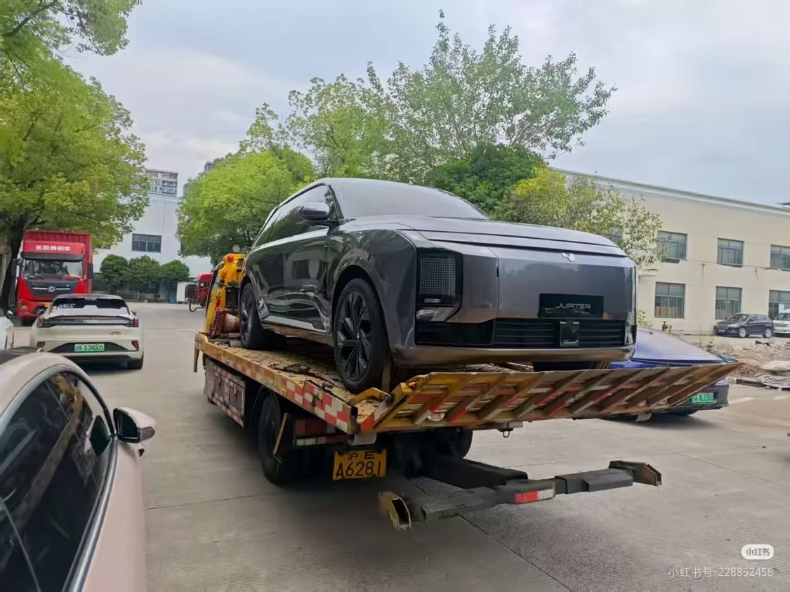 極越09中大型SUV實車曝光：配像素大燈 網(wǎng)友表示像理想